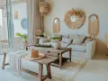 Przytulny salon w stylu bohema. Jasna sofa, drewniane meble, plecione dekoracje i słomkowy kapelusz tworzą relaksującą atmosferę.