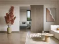 Nowoczesne wnętrze z drzwiami przesuwnymi, które idealnie pasują do stylu "jak zrobić drzwi przesuwne". Wygodna sofa i stylowe stoliki.