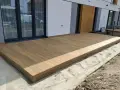 Nowy taras z deski kompozytowej, idealny do relaksu na świeżym powietrzu.