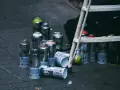 Puszki z farbą w sprayu, gotowe do pracy. Dowiedz się, jak pomalować plastik sprayem, by uzyskać świetny efekt.