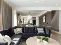 Nowoczesny salon z wygodną kanapą i stolikiem kawowym. Inspiracja, jak urządzić salon w eleganckim stylu.