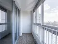 Zabudowa balkonu samodzielnie to świetny pomysł na dodatkową przestrzeń. Widok na miasto z przeszklonego balkonu.