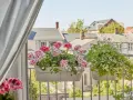 Kiedy pelargonie na balkon kwitną, tworzą kolorowy widok na tle miejskiej zabudowy.