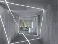 Nowoczesny korytarz z betonowymi ścianami i sufitem, ozdobiony geometrycznym, liniowym podświetleniem. Świetny pomysł na podświetlenie ściany, tworzący futurystyczny efekt.