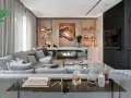 Elegancki salon w stylu nowojorskim z wygodną szarą sofą, nowoczesnym kominkiem i dziełem sztuki.
