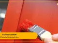 Pędzel z czerwoną farbą do mebli odnawia drewniany mebel. Wskazówki specjalistów Adamex.