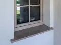 Granitowy parapet zewnętrzny wystaje na ok. 5 cm, zapewniając ochronę i estetykę.