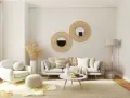 Przytulny, bardzo mały pokój z sofą, fotelem, okrągłymi lustrami i dywanem.