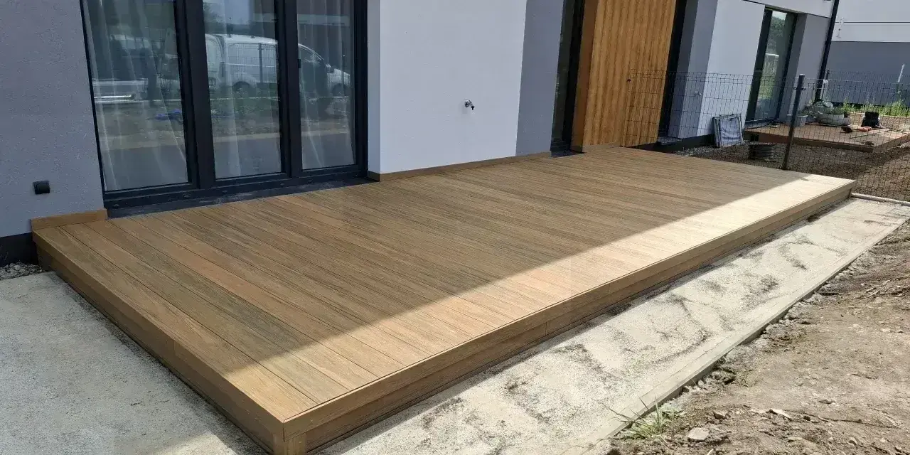 Nowy taras z deski kompozytowej, idealny do relaksu na świeżym powietrzu.