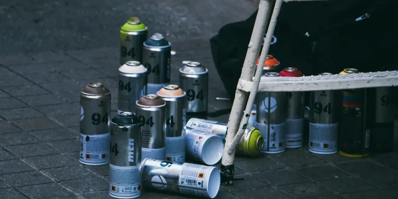 Puszki z farbą w sprayu, gotowe do pracy. Dowiedz się, jak pomalować plastik sprayem, by uzyskać świetny efekt.