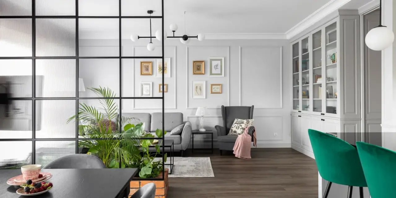 Nowoczesny salon z zielenią i roślinami. Inspiracje na kwiaty w salonie, które ożywią wnętrze.