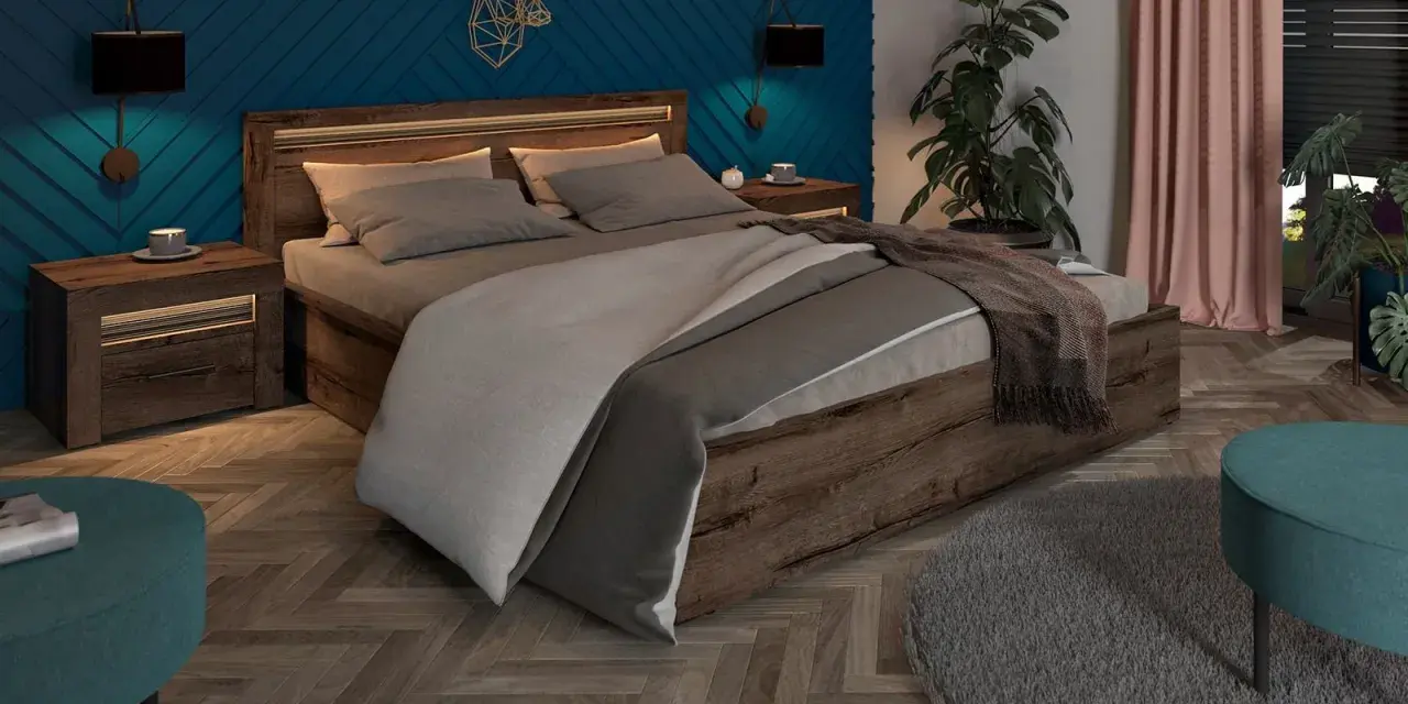 Przytulna granatowa sypialnia z drewnem, łóżko z szarą pościelą, geometryczny jeleń na ścianie, lampki nocne i rośliny.