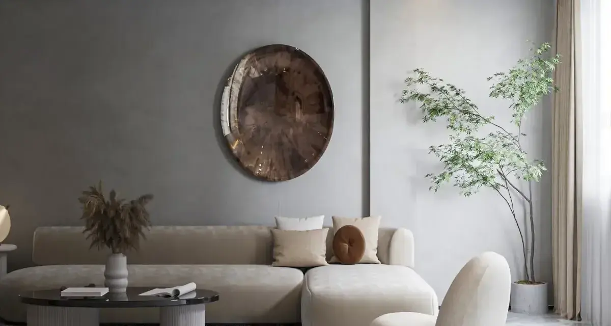 Nowoczesny salon w stylu japońskim z beżową sofą, okrągłym stolikiem i drzewkiem bonsai.