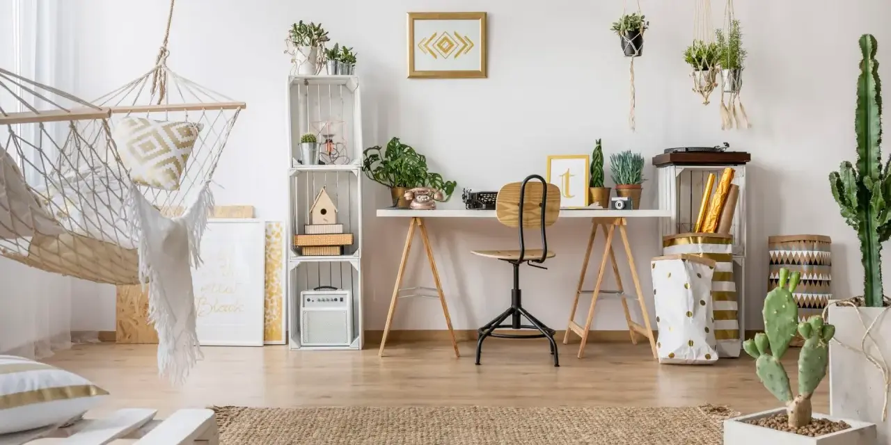 Jak zaprojektować pokój? Wygodny pokój z hamakiem, biurkiem, roślinami i dekoracjami w stylu boho.