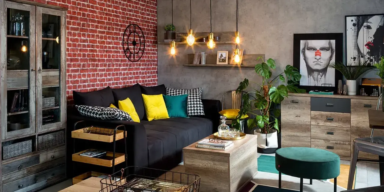 Męski pokój inspiracje: loftowy klimat z ceglaną ścianą, czarną kanapą, drewnianymi meblami i industrialnymi lampami.