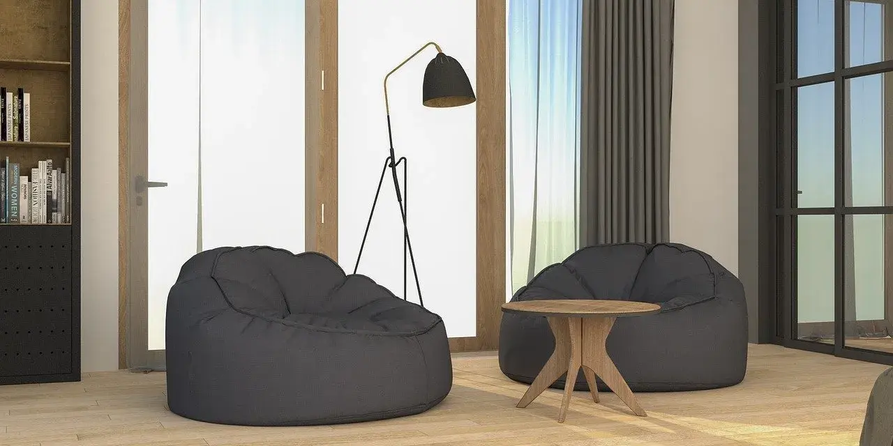 Dwa wygodne fotele typu bean bag i stolik kawowy. Idealne miejsce na relaks, nawet gdy nastąpi **blackout co to** znaczy brak prądu.