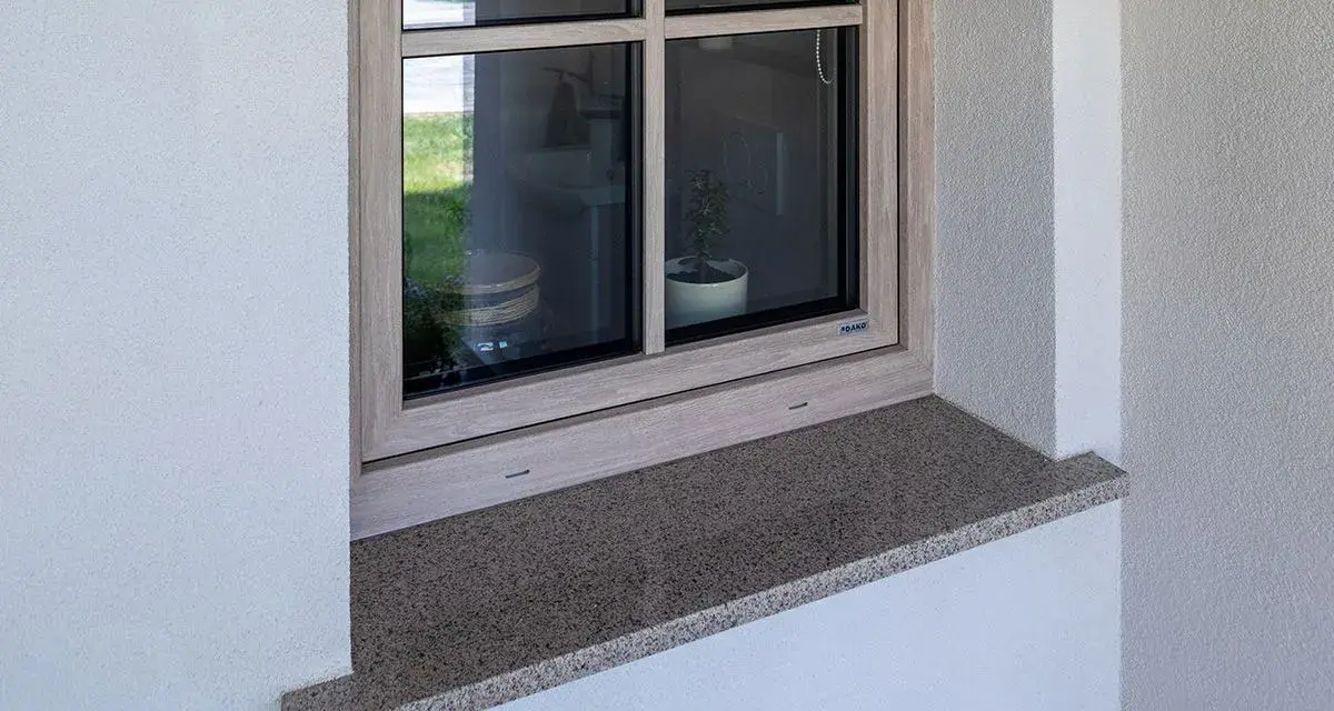 Granitowy parapet zewnętrzny wystaje na ok. 5 cm, zapewniając ochronę i estetykę.