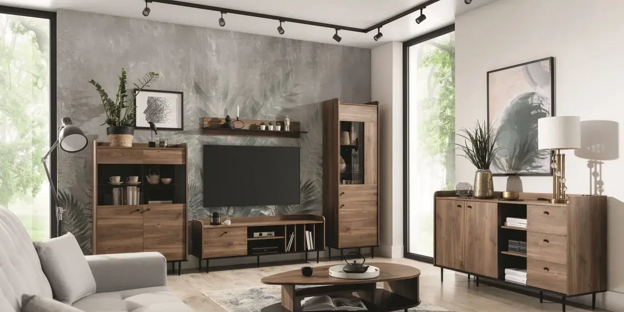 Salon w stylu retro inspiracje: drewniane meble, tapeta z liśćmi, szara sofa i nowoczesne oświetlenie tworzą przytulną przestrzeń.
