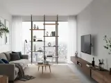 Nowoczesny salon prostokątny jak urządzić: szara sofa, drewniana komoda, regał z dekoracjami i widok na miasto.