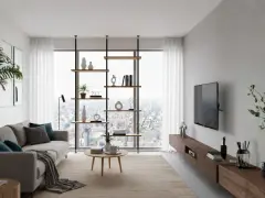 Nowoczesny salon prostokątny jak urządzić: szara sofa, drewniana komoda, regał z dekoracjami i widok na miasto.