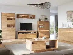 Nowoczesny salon z meblami z litego drewna, które zachwycają naturalnymi **kolorami drewna** i ciepłym blaskiem.