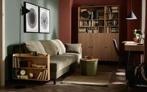 Jak urzadzic pokoj goscinny: przytulna zielona sofa, drewniana biblioteczka i stylowe dodatki tworzą idealne miejsce dla gości.