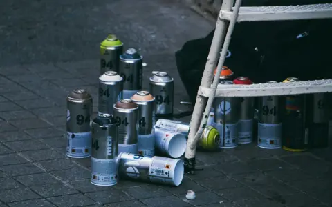 Puszki z farbą w sprayu, gotowe do pracy. Dowiedz się, jak pomalować plastik sprayem, by uzyskać świetny efekt.