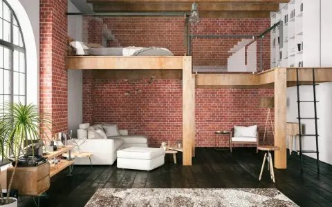 Nowoczesne mieszkanie z antresolą 2.5m. Ceglana ściana, drewniane belki i przeszklone balustrady tworzą loftowy klimat. Wygodna sofa i łóżko na antresoli.