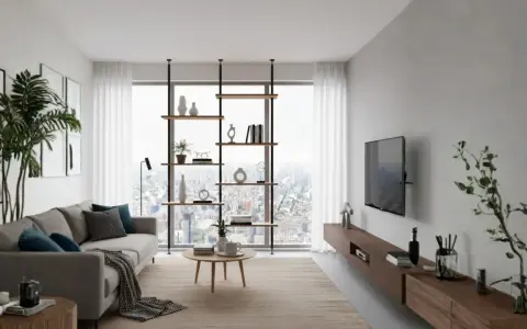 Nowoczesny salon prostokątny jak urządzić: szara sofa, drewniana komoda, regał z dekoracjami i widok na miasto.