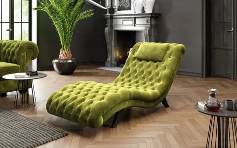 Szezlong co to? Luksusowy, zielony szezlong z pikowanymi guzikami, idealny do relaksu w eleganckim salonie.