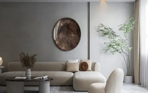 Nowoczesny salon w stylu japońskim z beżową sofą, okrągłym stolikiem i drzewkiem bonsai.