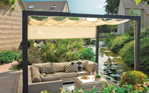 Nowoczesna pergola z wysuwanym dachem to idealne rozwiązanie, czym osłonić taras. Wygodny narożnik i stolik zachęcają do relaksu nad wodą.