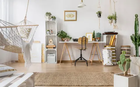 Jak zaprojektować pokój? Wygodny pokój z hamakiem, biurkiem, roślinami i dekoracjami w stylu boho.