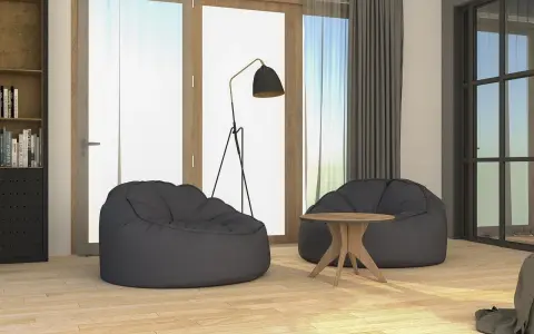 Dwa wygodne fotele typu bean bag i stolik kawowy. Idealne miejsce na relaks, nawet gdy nastąpi **blackout co to** znaczy brak prądu.