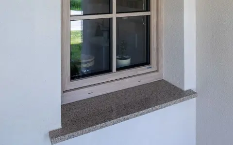 Granitowy parapet zewnętrzny wystaje na ok. 5 cm, zapewniając ochronę i estetykę.