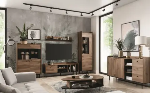 Salon w stylu retro inspiracje: drewniane meble, tapeta z liśćmi, szara sofa i nowoczesne oświetlenie tworzą przytulną przestrzeń.