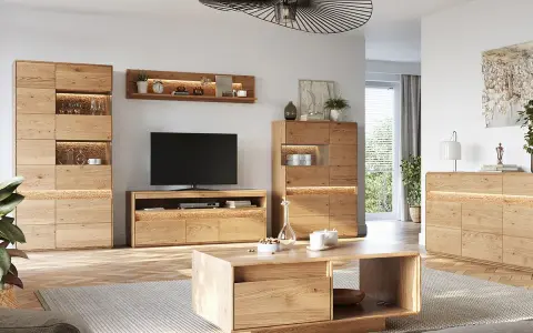 Nowoczesny salon z meblami z litego drewna, które zachwycają naturalnymi **kolorami drewna** i ciepłym blaskiem.