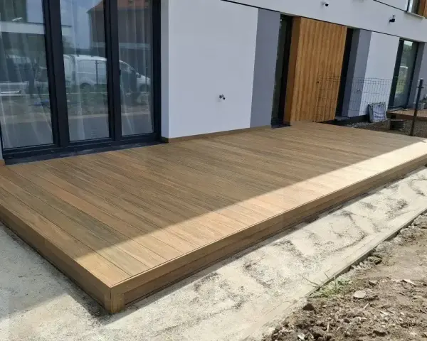Nowy taras z deski kompozytowej, idealny do relaksu na świeżym powietrzu.