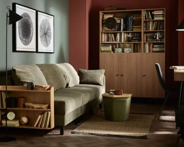 Jak urzadzic pokoj goscinny: przytulna zielona sofa, drewniana biblioteczka i stylowe dodatki tworzą idealne miejsce dla gości.