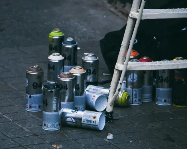 Puszki z farbą w sprayu, gotowe do pracy. Dowiedz się, jak pomalować plastik sprayem, by uzyskać świetny efekt.