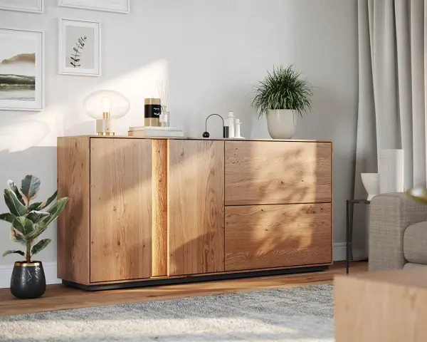 Drewniana komoda w salonie, ozdobiona lampą, świecą i roślinami. Idealne co na komodę w salonie, by stworzyć przytulną atmosferę.