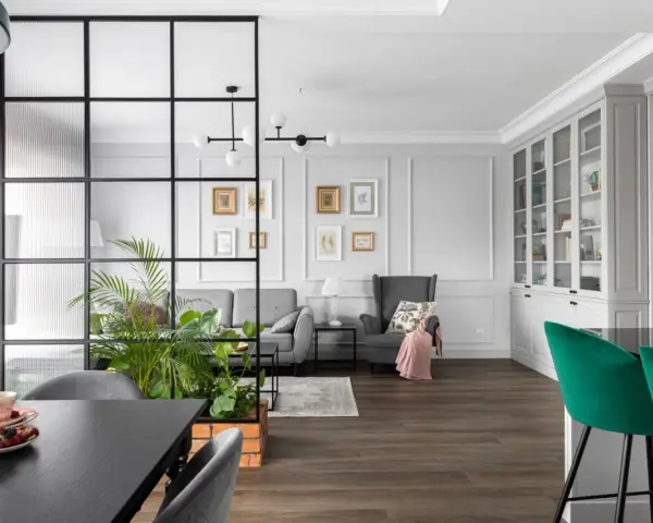 Nowoczesny salon z zielenią i roślinami. Inspiracje na kwiaty w salonie, które ożywią wnętrze.