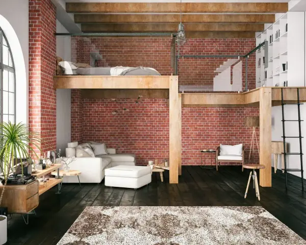 Nowoczesne mieszkanie z antresolą 2.5m. Ceglana ściana, drewniane belki i przeszklone balustrady tworzą loftowy klimat. Wygodna sofa i łóżko na antresoli.