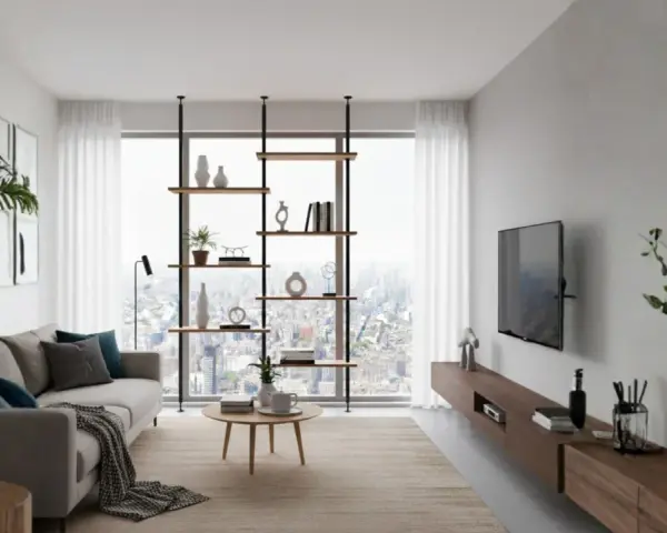 Nowoczesny salon prostokątny jak urządzić: szara sofa, drewniana komoda, regał z dekoracjami i widok na miasto.
