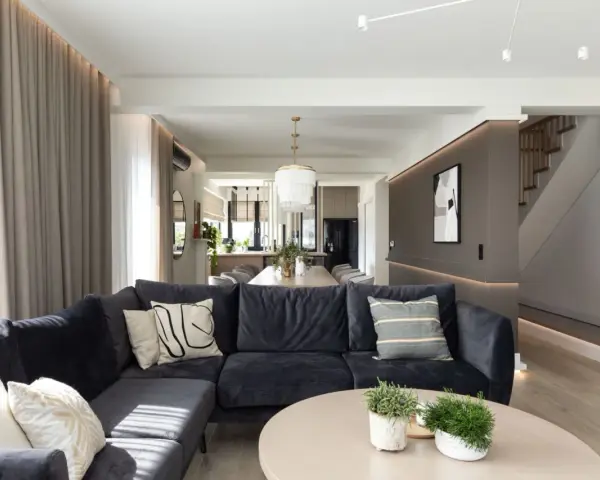 Nowoczesny salon z wygodną kanapą i stolikiem kawowym. Inspiracja, jak urządzić salon w eleganckim stylu.