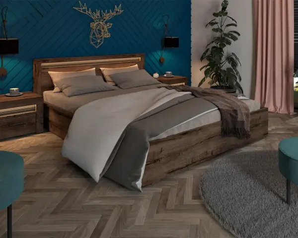 Przytulna granatowa sypialnia z drewnem, łóżko z szarą pościelą, geometryczny jeleń na ścianie, lampki nocne i rośliny.