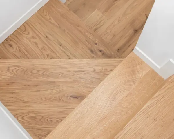 Schody z płytek drewnopodobnych w jodełkę. Inspiracje dla Twojego domu.