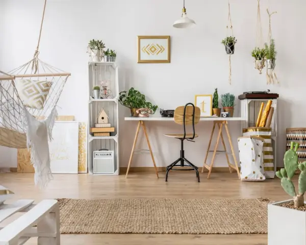 Jak zaprojektować pokój? Wygodny pokój z hamakiem, biurkiem, roślinami i dekoracjami w stylu boho.