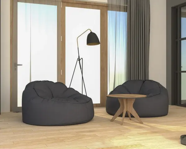 Dwa wygodne fotele typu bean bag i stolik kawowy. Idealne miejsce na relaks, nawet gdy nastąpi **blackout co to** znaczy brak prądu.