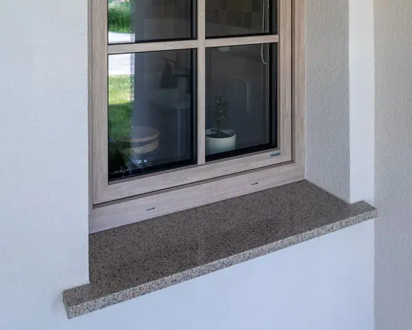 Granitowy parapet zewnętrzny wystaje na ok. 5 cm, zapewniając ochronę i estetykę.
